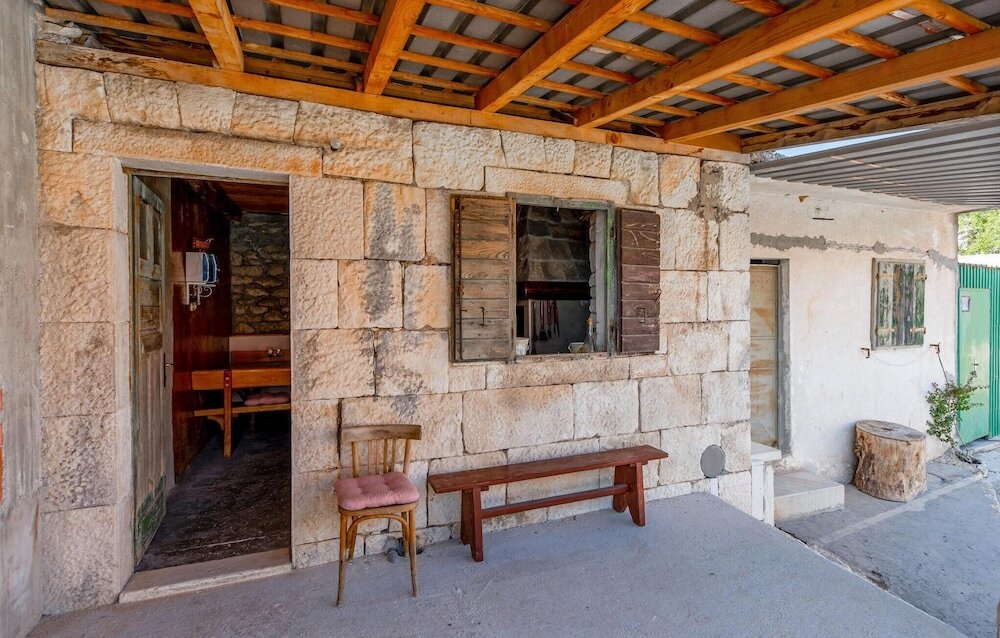 Amazing Home In Seget Donji With 2 Bedrooms And Wifi