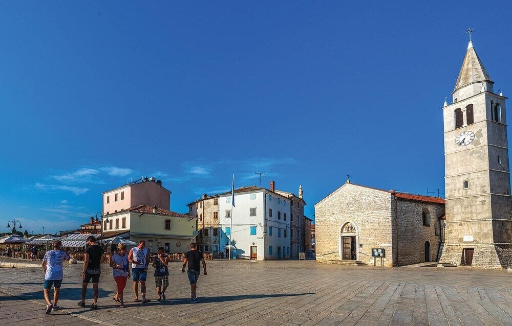 Beautiful Home In Peroj With 6 Bedrooms, Outdoor Swimming Pool And Wifi