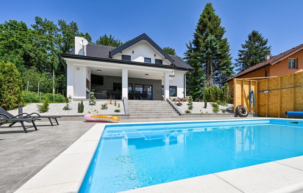 Nice Home In Stubicke Toplice With 5 Bedrooms, Outdoor Swimming Pool And Heated Swimming Pool