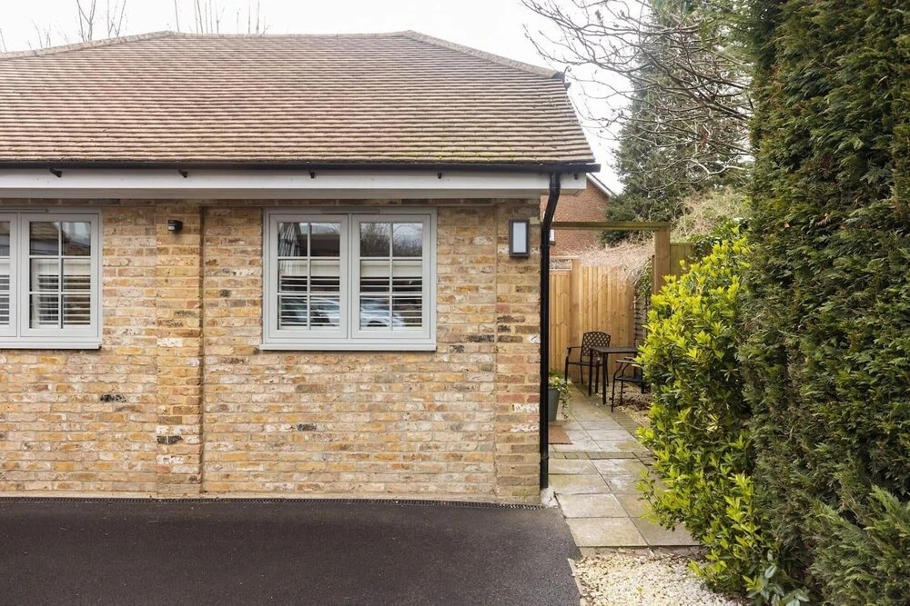 Stunning Private En-Suite Studio In Cobham