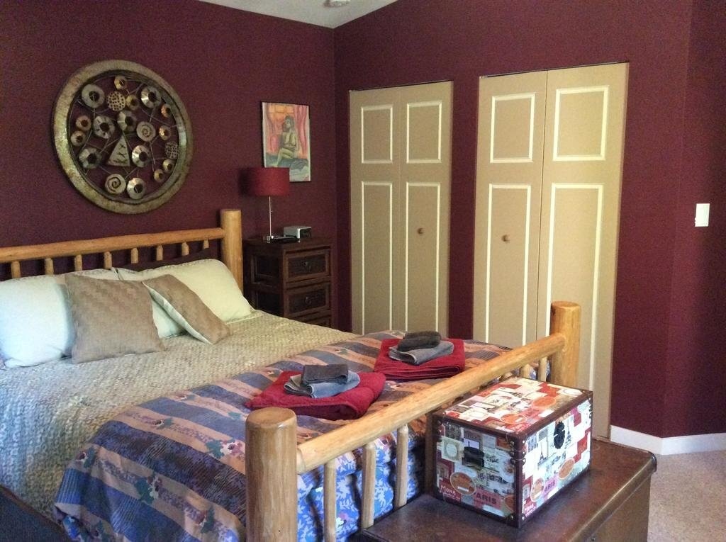 Nomadic Bull: Bed & Breakfast & Books