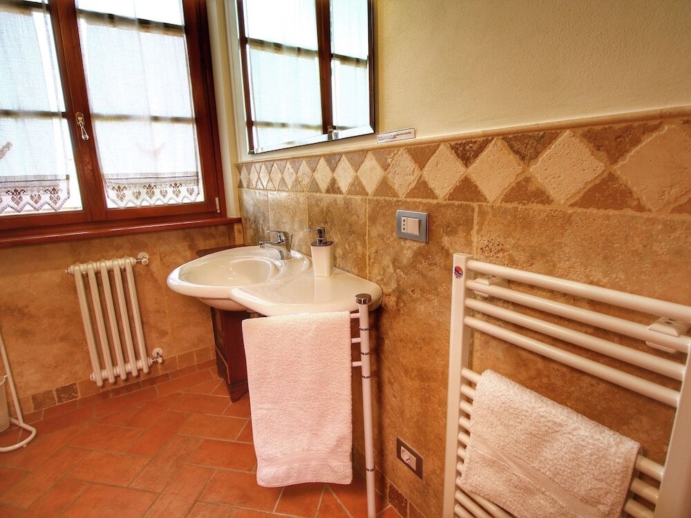 Luxurious Cottage In Lucignano With Pool