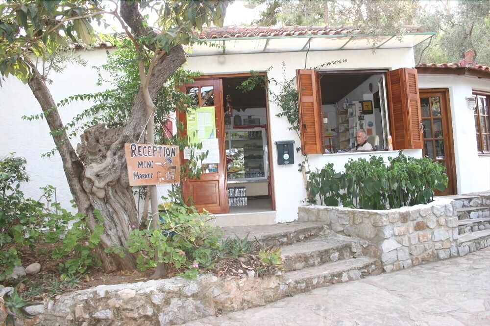 Mouria Pension Rooms & Studios