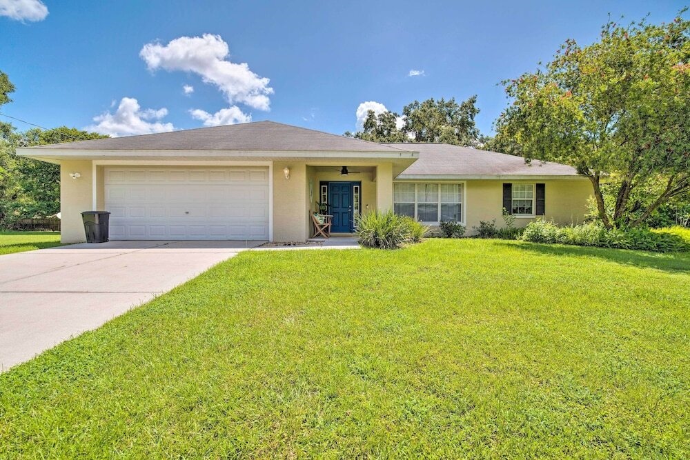 Peaceful Home W/ Yard: Walk To Rainbow River!