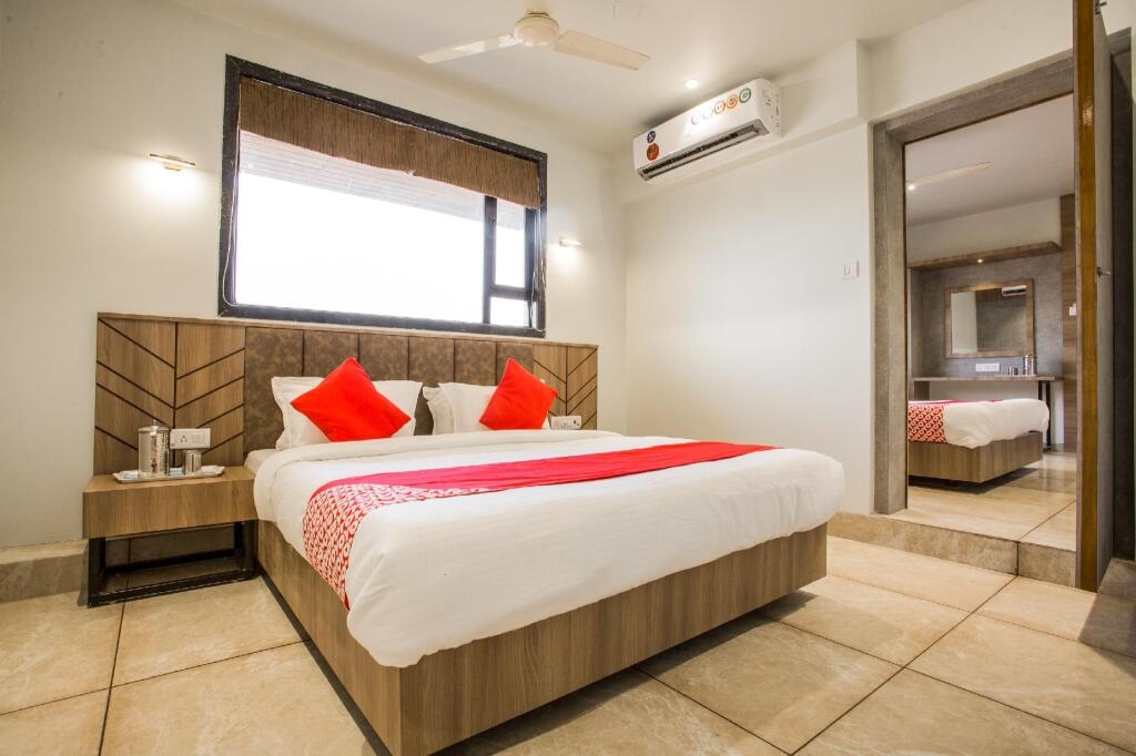 Oyo 35932 Hotel Gurukrupa Residency