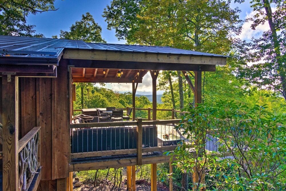 Couples Treehouse Retreat w/ Hot Tub & Views