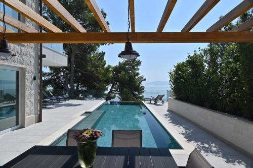 Luxury Beachfront Villa White Bellezza With Private Pool At The Beach On Brac Island - Sumartin