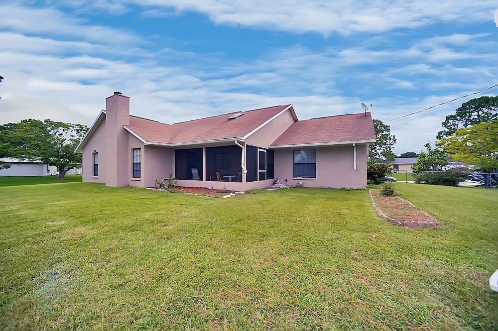 Palm Bay Delight, Large Grass Yard, 20 Minutes To The Beach 3 Bedroom Home