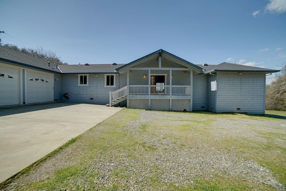 Pet-Friendly Clearlake Oaks Vacation Home W/ Pool!