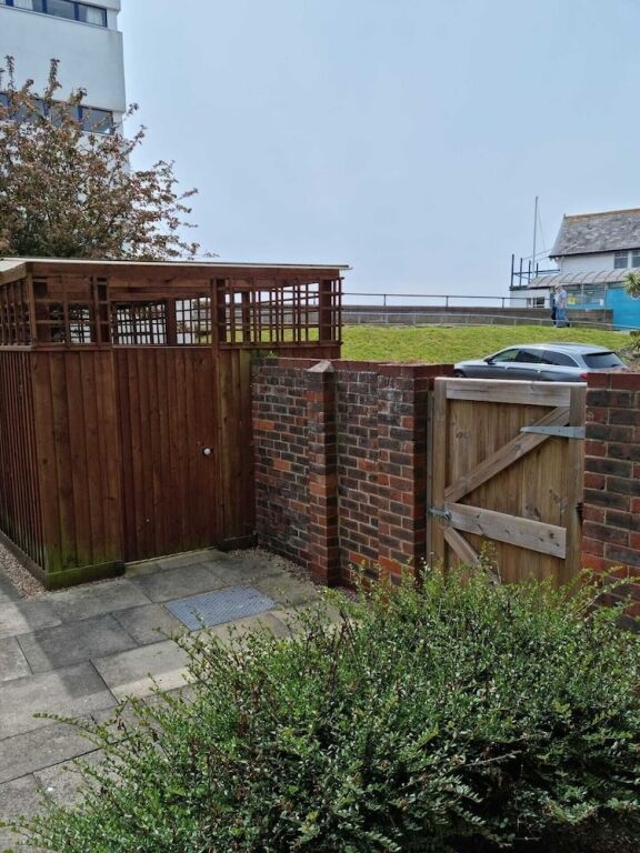 360 Serviced Accommodations - Waterfront Retreat - Modern Apartment