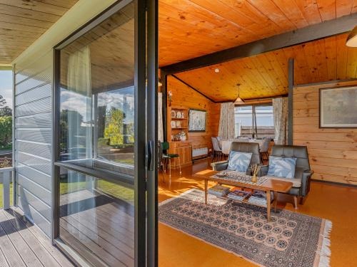 Retro Revival - Pauanui Holiday Home