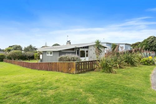 Queenie - Waikanae Beach Holiday Home