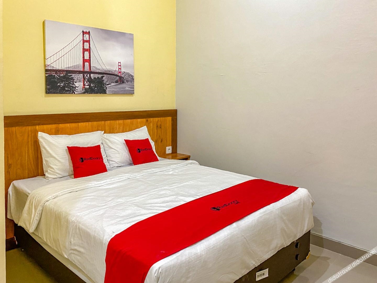 Reddoorz Syariah Near Taman Bunga Adipura Sampang
