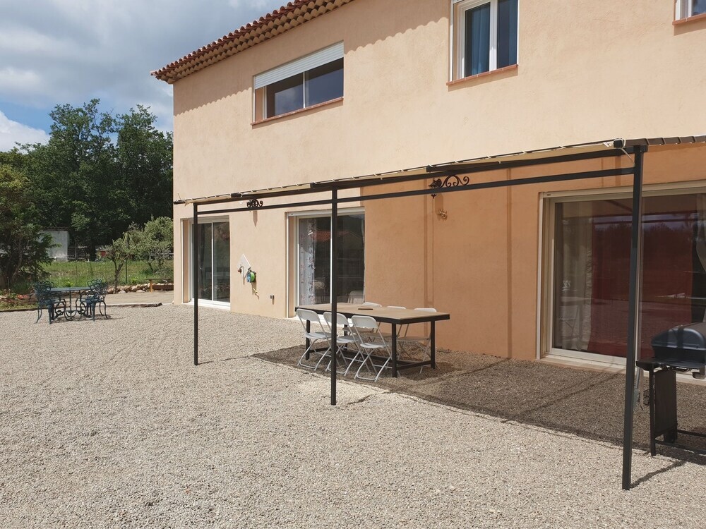 Single-Storey Air-Conditioned Villa With Private Pool Within Walking Distance Of Village