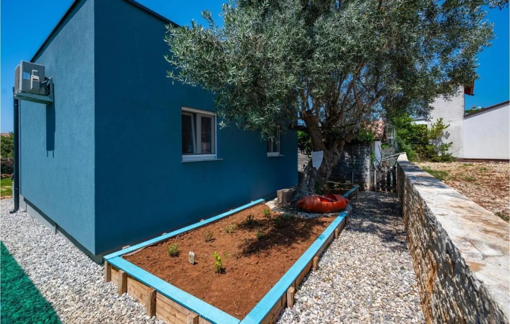 Six-Bedroom Holiday Home in Peroj