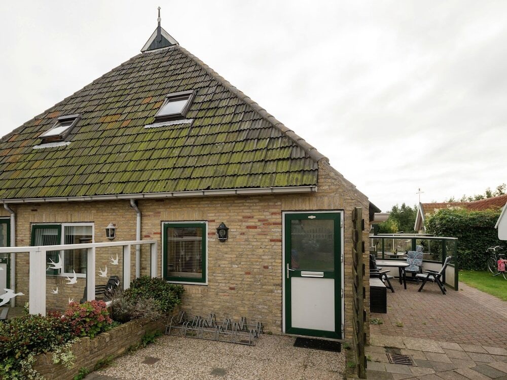Spacious Apartment In Oosterend Terschelling Amidst Meadows