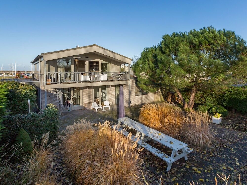 Spacious Bungalow With Enclosed Garden