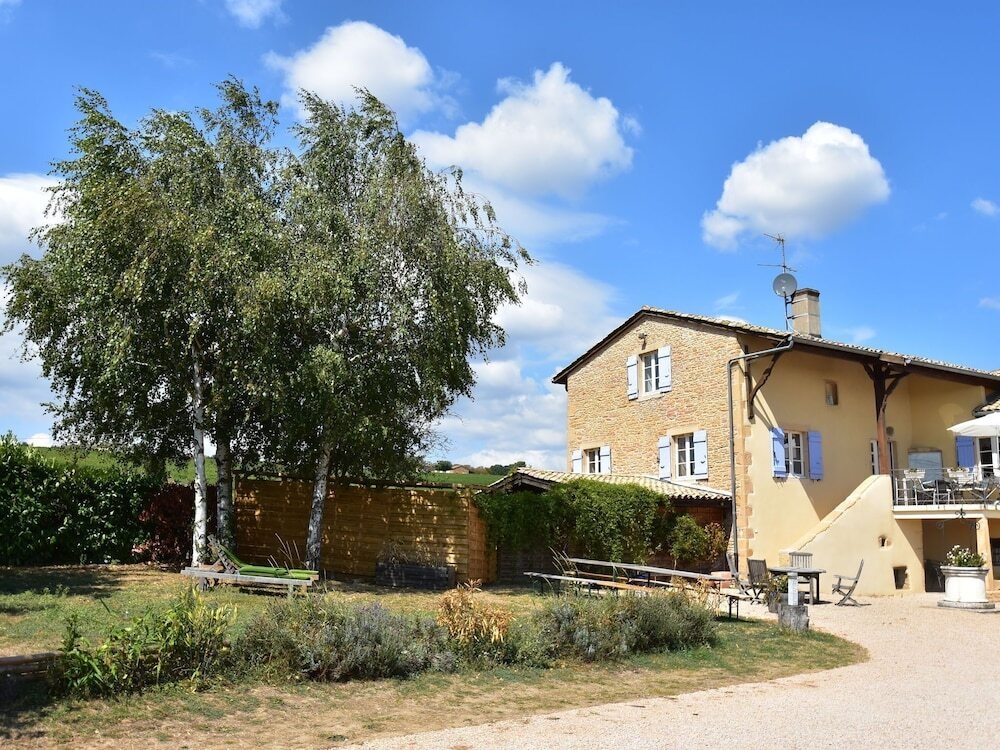 Spacious Mansion In Vinzelles With Swimming Pool