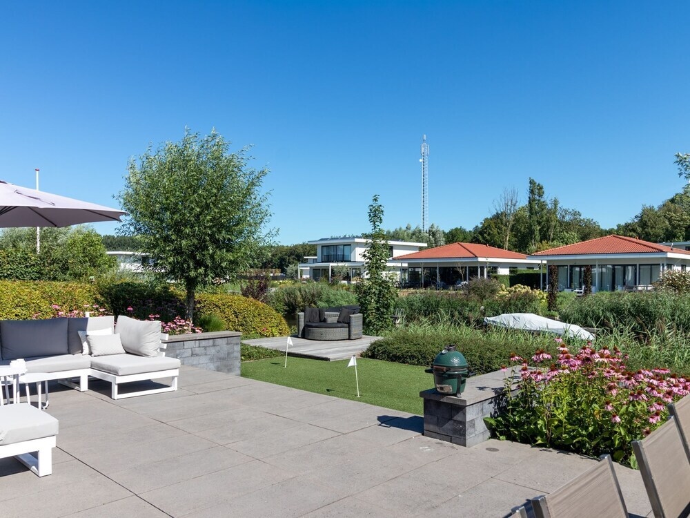Luxury Villa With Private Jetty in Quiet Park
