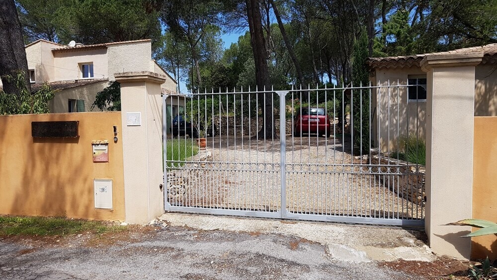 Sous les Pins de Nages