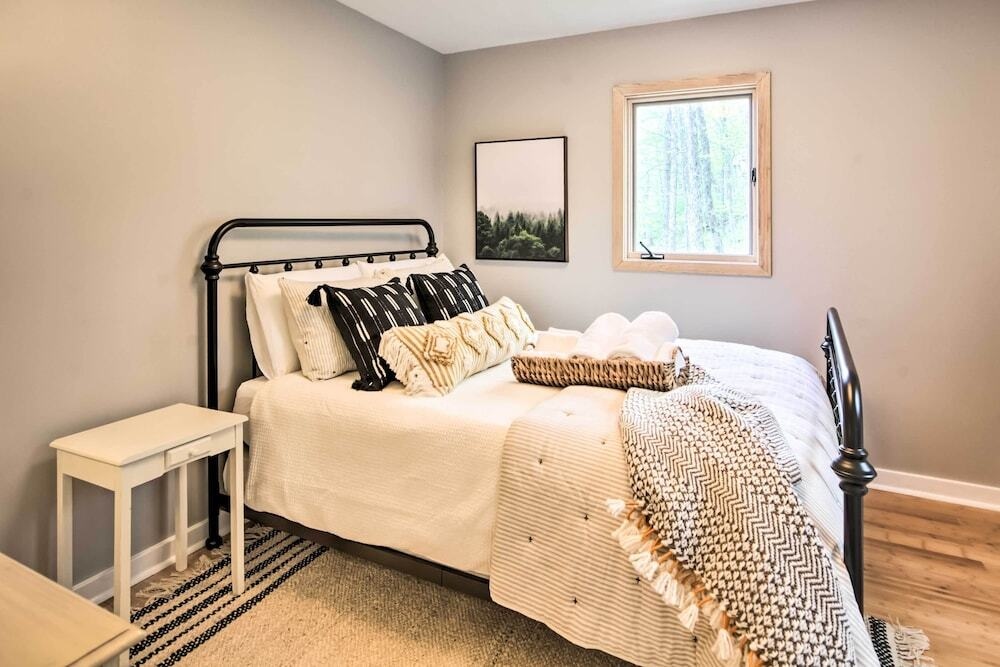 Serene Hideaway With Views, 1 Mi To Hike & Ski!