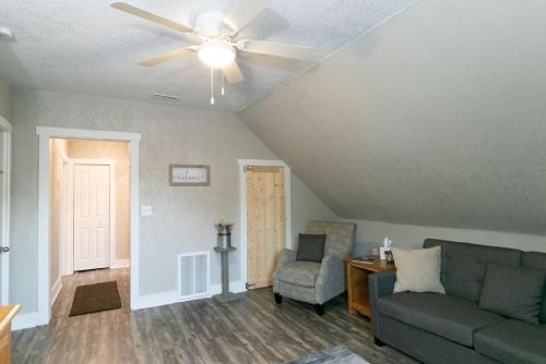 Spacious Rustic Downtown Market St 1 Bedroom Apt, Sleeps Up To 5, Steps To Honeywell & Eagles Theatre