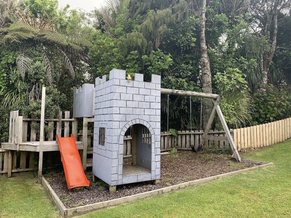 Spectacular Hilltop Retreat near Piha