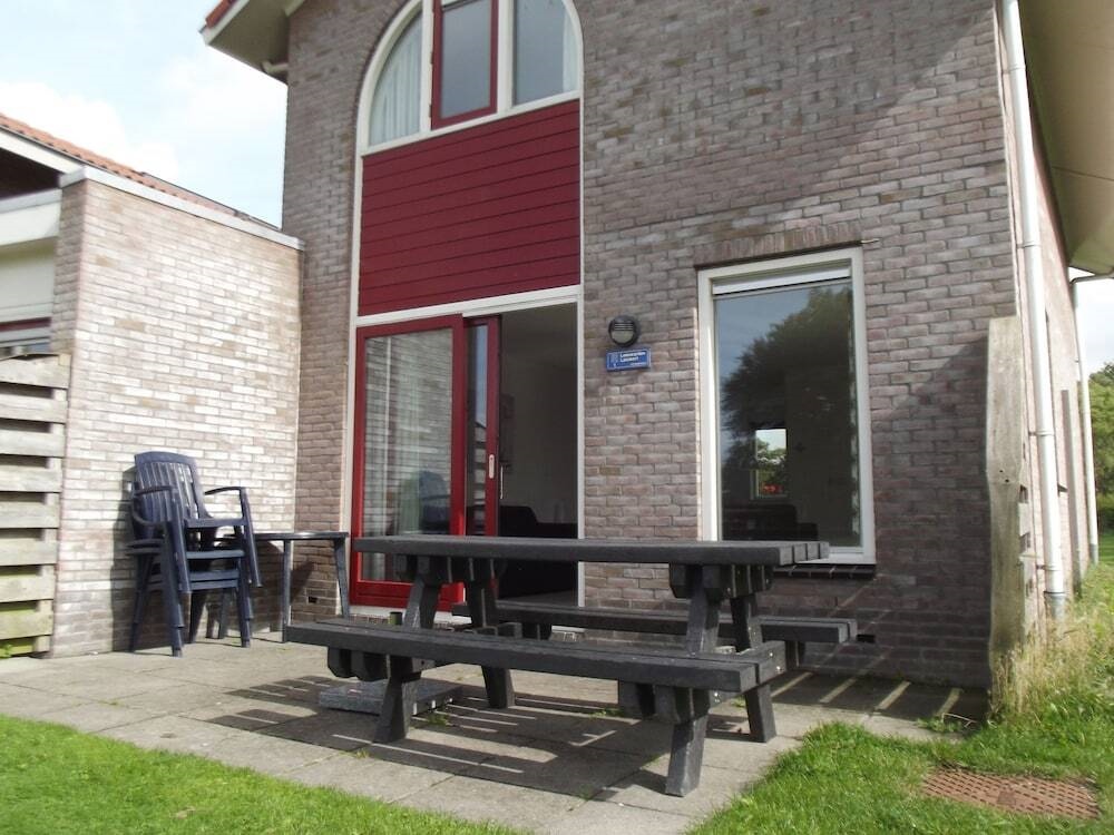 Semi-Detached House with a Dishwasher, Located in Friesland