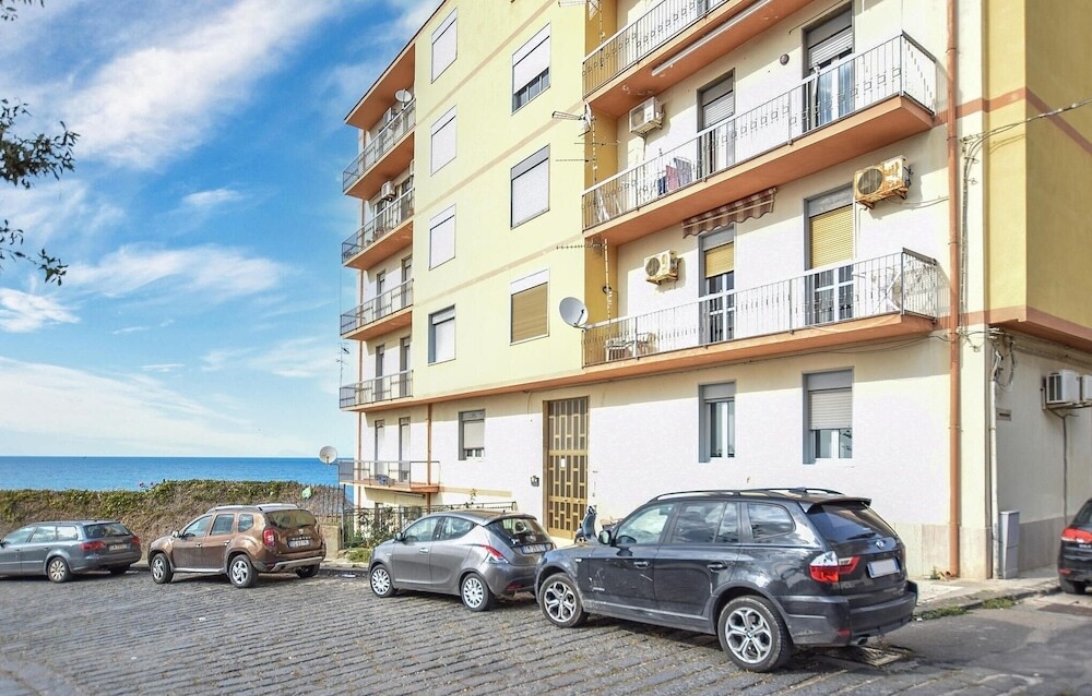 Stunning Apartment In Acquedolci With 3 Bedrooms And Wifi