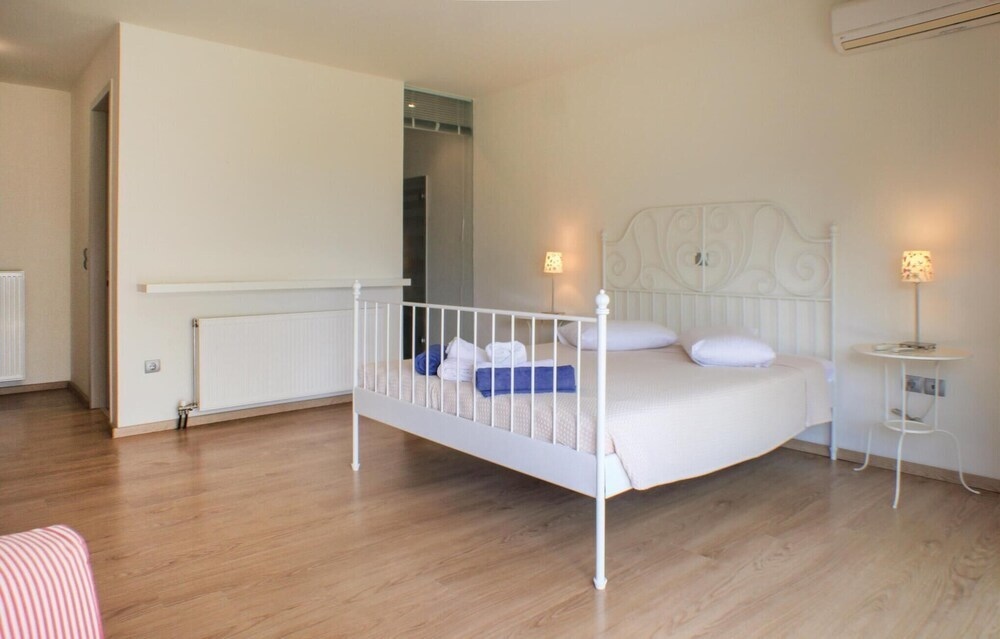 Beautiful Home in Perdika With 4 Bedrooms, Wifi and Outdoor Swimming Pool