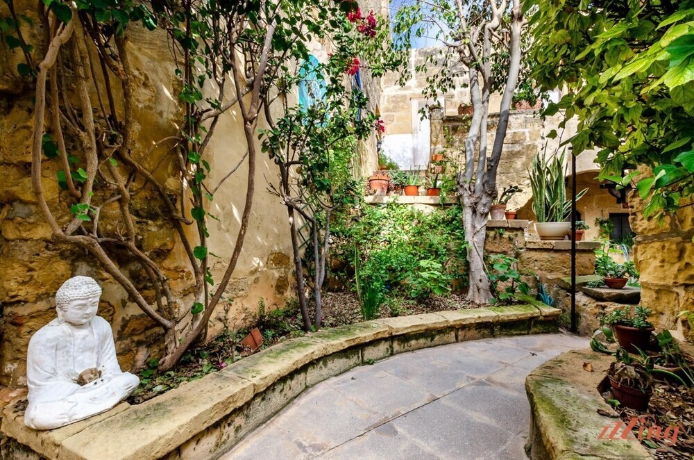 Studio W Courtyard In A Traditional Country Home