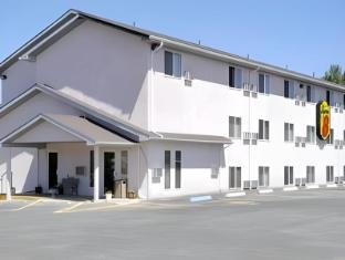 Super 8 by Wyndham Raton