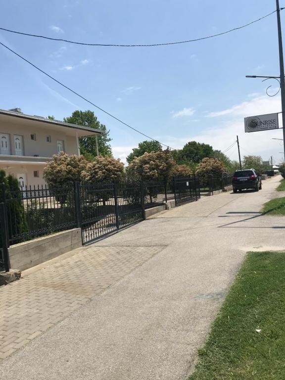 Sunrise Apartments And Studios