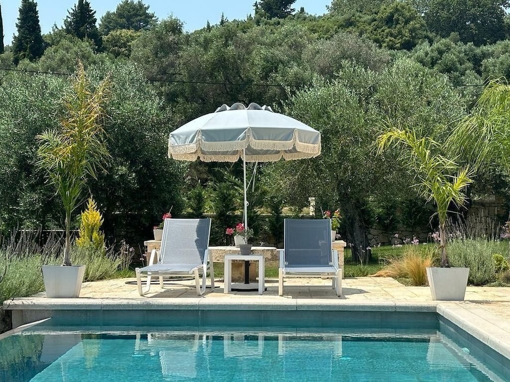 Spyrelia 4BD Villa with 2BD Guesthouse by Konnect, Private Pool & Outdoor Jacuzzi included