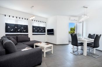 Sunny Sky apartments beneath Biokovo