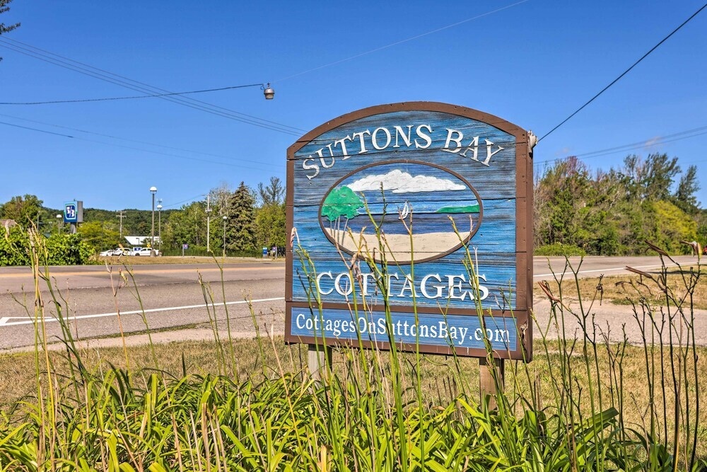 Quaint Studio W/ Shared Beach: Walk To Suttons Bay