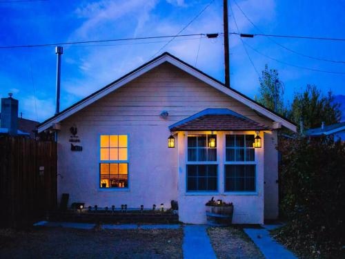 Cozy Muir Cottage - In Town - Pet Friendly