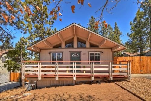 DoorMat Vacation Rentals Bear Cub Cottage HOT TUB