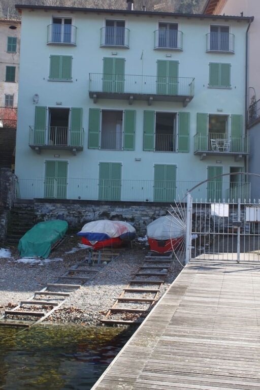 The Green House On The Lake