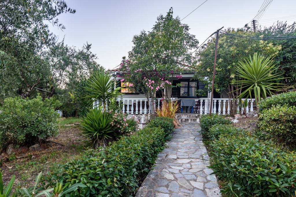 The Blue House Seaside Retreat - Fully Equipped