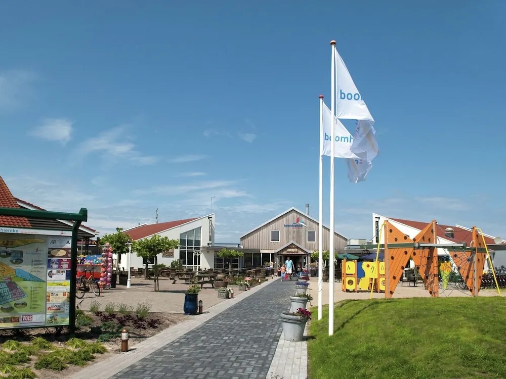 Thatched Villa With Two Bathrooms Near The Beach