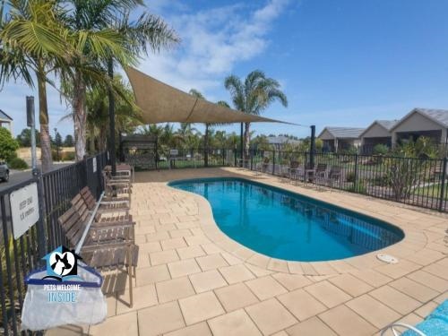 Contemporary Golf Course Frontage 3Br