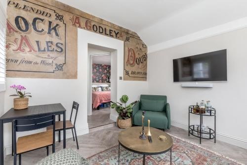 The Oak Rooms   By Huluki Sussex Stays