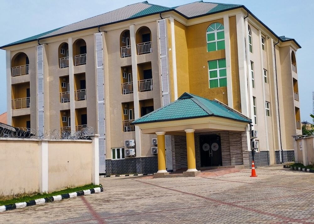 Breakfort Hotel and Suites