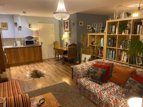 Beautiful Town Centre Apartment by River & Station
