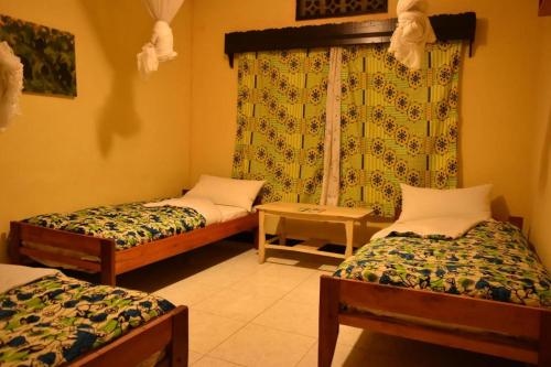 Amahoro Guest House - Triple Room With Shared Bathroom