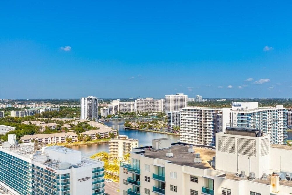 Hyde Beach Luxury -resort 2 Bedroom Condo by RedAwning