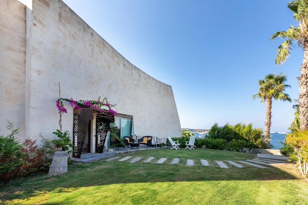 Regal Home With Shared Pool Near Beach In Bodrum