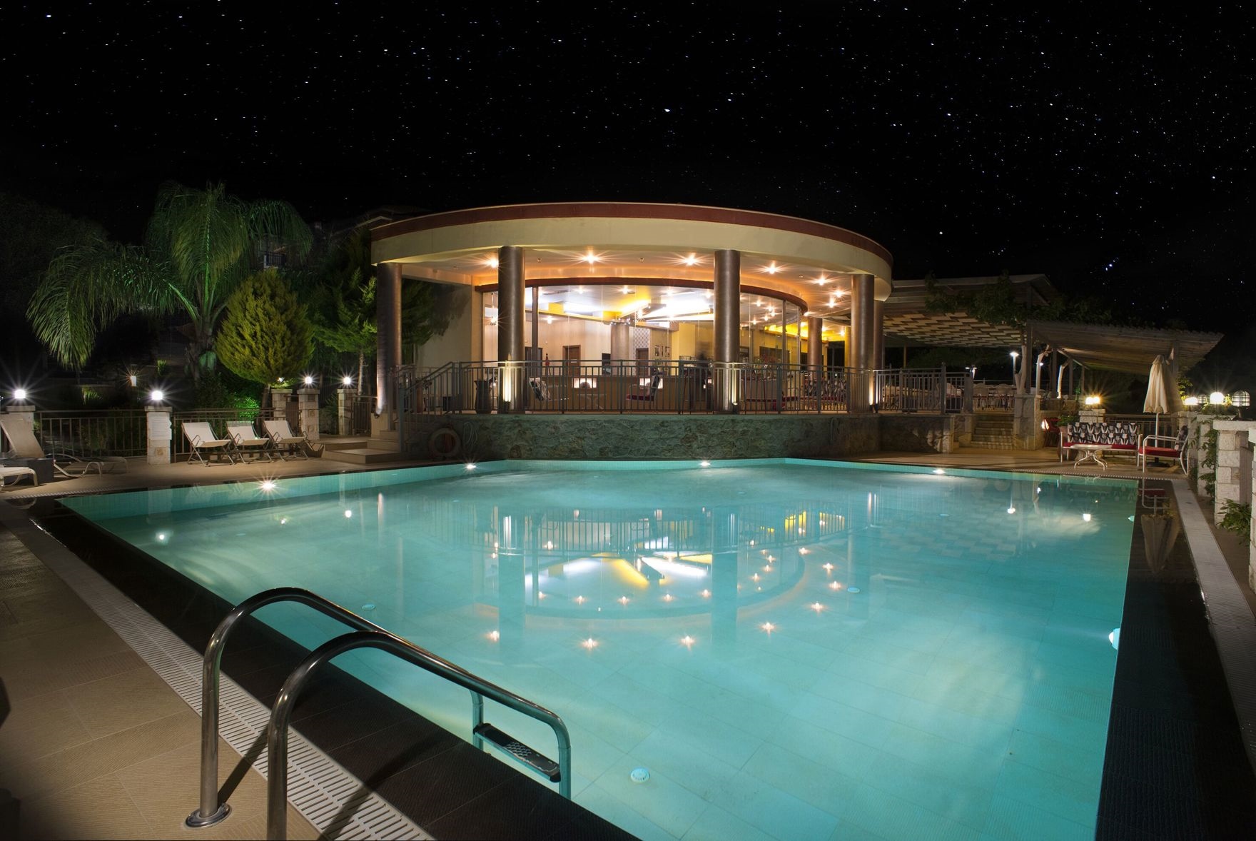 3 Aktes Suites & Studios