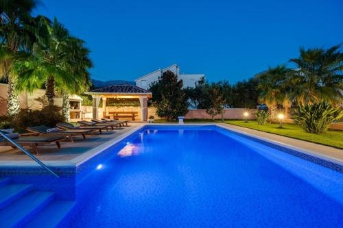 Villa Antura With Private Heated 50Sqm Pool, 3 Bedrooms, 3 Bathrooms, And Gym